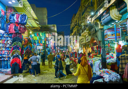 ALEXANDRIA, Ägypten - Dezember 18, 2017: Abends Straße von Souq At-Tork mit Kleidung Ständen und Geschäften, am 18. Dezember in Alexandria. Stockfoto