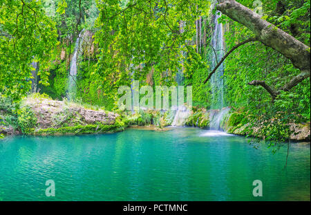 Kursunlu Wasserfall ist durch schattigen Wald umgeben, entlang der Schlucht, die den Schatten und Frische kühle Luft, Aksu, Türkei. Stockfoto