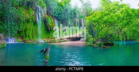 Die berühmten Naturpark von Kursunlu Wasserfall liegt im Canyon, mit üppigen Wald, Aksu, Türkei abgedeckt. Stockfoto