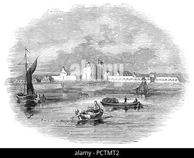 Fischerboote neben Tilbury Fort, auch historisch als Thermitage Bollwerk und der Westen Tilbury Blockhaus, eine Artillerie fort am Nordufer der Themse in Essex, England bekannt. Die früheste Version der fort, bestehend aus einem kleinen Blockhaus mit Artillerie, die den Fluss, wurde von König Henry VIII gebaut London gegen Angriffe von Frankreich als Teil seines Geräts zu schützen. Es wurde verstärkt, während der 1588 spanische Armada invasion Schrecken, nach denen es mit Erdarbeiten bastion verstärkt wurde. Stockfoto