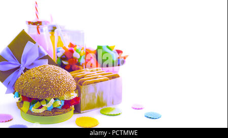 Banner Surrealismus festliche Komposition Getränke snacks Urlaub hamburger Cookie flitter Konfetti Geschenkbox cocktail Cactus, gesättigte Farben. Kinder- hol Stockfoto