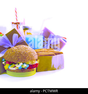 Surrealusm festliche Komposition Getränke snacks Urlaub hamburger Cookie flitter Konfetti Geschenkbox cocktail Cactus, gesättigte Farben. Kinder Urlaub bi Stockfoto