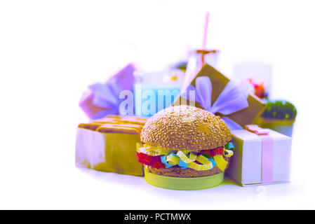 Surrealusm festliche Komposition Getränke snacks Urlaub hamburger Cookie flitter Konfetti Geschenkbox cocktail Cactus, gesättigte Farben. Kinder Urlaub bi Stockfoto