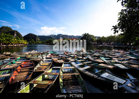 Die Boote in den frühen Morgenstunden für die Touristen in Tam Coc, Vietnam bereit. Stockfoto