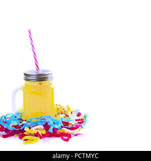 Surrealismus dekorative Komposition festliche exotischen Cocktail auf weißem Hintergrund mit Konfetti Geschenk Satinband. Natürliche Drink in ein Glas mug Stockfoto
