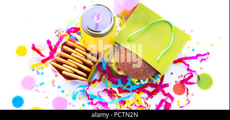 Surrealismus Banner festliche Komposition Getränke snacks Urlaub hamburger Cookie flitter Konfetti Geschenkbox Cocktail, gesättigte Farben. Kinder Urlaub bi Stockfoto