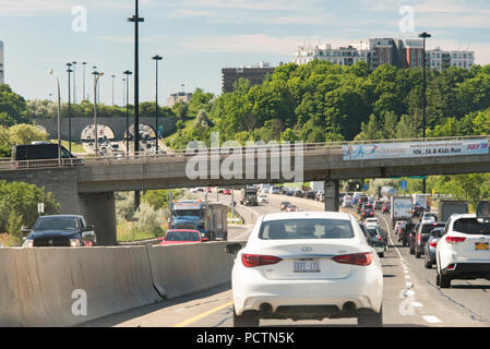 Toronto, Ontario, Kanada. Am Vormittag Verkehr auf dem Don Valley Parkway in Richtung Süden im Sommer. Stockfoto