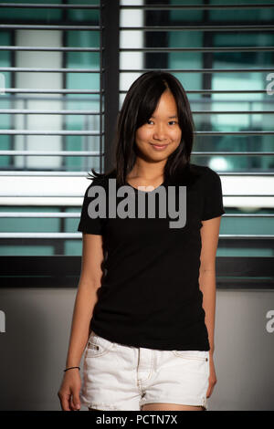 Beauty Portrait der asiatischen Frau in einem schwarzen T-Shirt und weiße Jean shorts Stockfoto
