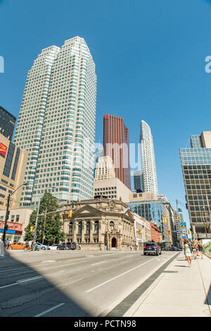 Toronto, Ontario, Kanada. Blick Richtung Norden auf der Yonge Street an der Kreuzung mit der Front Street West im Sommer, Hockey Hall of Fame untere mittlere; vertikale Ansicht. Stockfoto