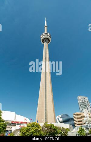 Toronto, Ontario, Kanada. Blick nach Westen von der unteren Simcoe Straße im Sommer an den CN Tower, Ripley's Aquarium und das Rogers Centre; vertikale Ausrichtung. Stockfoto