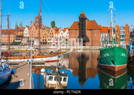 Mecklenburg-vorpommern Ostsee Stadt, Blick vom Kai auf die Insel Olowianka in Richtung der Mottlau in der historischen Altstadt von Danzig, Polen. Stockfoto