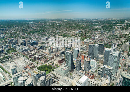 Toronto, Ontario, Kanada. Suchen nordwestlich von der Oberseite der CN Tower in Richtung York Bezirk im Sommer. Stockfoto