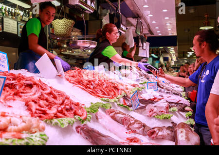 Palma de Mallorca, Spanien - 07. Juli 2018: Verkäufer, Käufer und Zähler mit Meeresfrüchten im Palma de Mallorca Fischmarkt Stockfoto