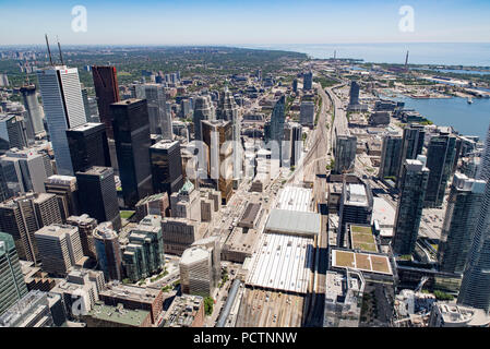 Toronto, Ontario, Kanada. Blick nach Osten von der Oberseite der CN Tower in Richtung Scarborough und Häfen am Lake Ontario im Sommer; Union Station Mitte unten. Stockfoto