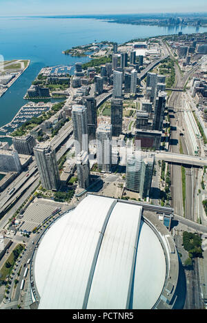 Toronto, Ontario, Kanada. Blick nach Westen von der Oberseite der CN Tower entlang des Lake Ontario, vertikale Ausrichtung. Rogers Mitte unten. Stockfoto