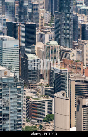 Toronto, Ontario, Kanada. Blickrichtung Nordost von der Oberseite der CN Tower in Richtung Dschungel aus Beton von Downtown Yonge Bezirk entlang der nördlichen Ende der Bay Street. Stockfoto