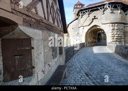 Burgtor und Burg Garten in Rothenburg Ob der Tauber, Franken, Bayern, Deutschland, Europa Stockfoto