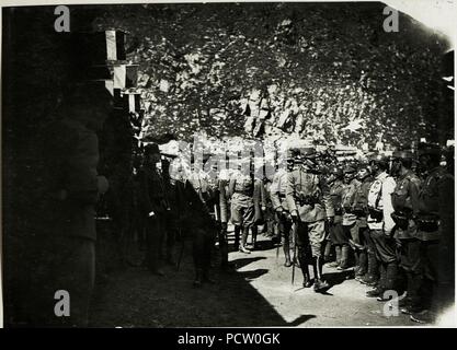 Alpine-Depots auf der Dreisprachenspitze, Kaiser Karl inspiziert das-IV-29 Res-Infanteriebataillon Stockfoto
