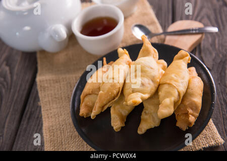 Pisang Molen. Gebratene Banane wrap indonesischen traditionelle kulinarische Stockfoto