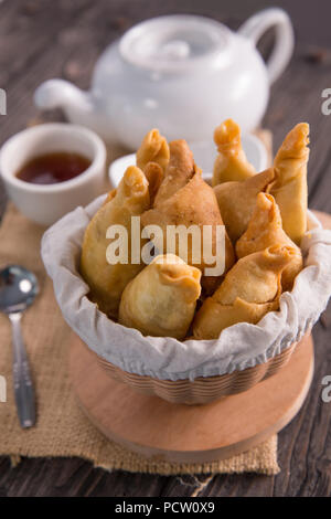 Pisang Molen. Gebratene Banane wrap indonesisches traditionelles Essen Stockfoto