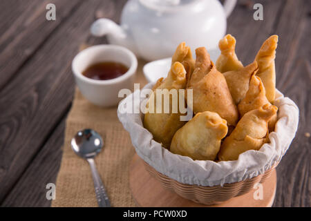 Pisang Molen. Gebratene Banane wrap indonesischen traditionelle kulinarische Stockfoto