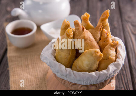 Pisang Molen. Gebratene Banane wrap indonesisches traditionelles Essen Stockfoto