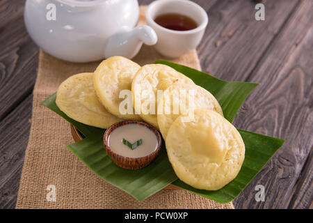 Serabi. indonesischer Pfannkuchen aus Reismehl Kokosnuss Milch mit Zucker Sirup serviert. Stockfoto