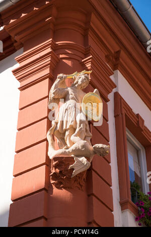 Abbildung St. Michael und dem Satan auf die Hausfassade, Volkach, Franken, Unterfranken, Franken, Bayern, Deutschland Stockfoto