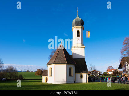 St. Leonhard Kirche in Froschhausen in der Nähe von Murnau, Pfaffenwinkel, Oberbayern, Bayern, Deutschland Stockfoto