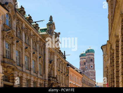 Fassaden in der Kardinal-Faulhaber-Straße, Frauenkirche, Dom, Altstadt, München, Oberbayern, Bayern, Deutschland Stockfoto