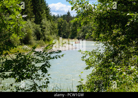 Aufblasbare Boote auf der Isar in der Nähe von Königsdorf, Naturschutzgebiet Isarauen, Oberbayern, Bayern, Deutschland Stockfoto