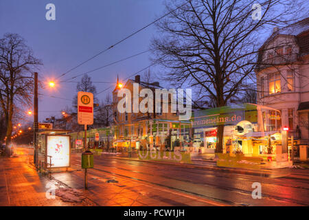 Straßenbahnhaltestelle, alte Häuser in der Dämmerung in Bremen Schwachhausen, Bremen, Deutschland, Europa Stockfoto