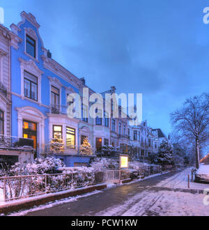 Verschneite alte Häuser in der Dämmerung in Bremen Schwachhausen, Bremen, Deutschland, Europa Stockfoto