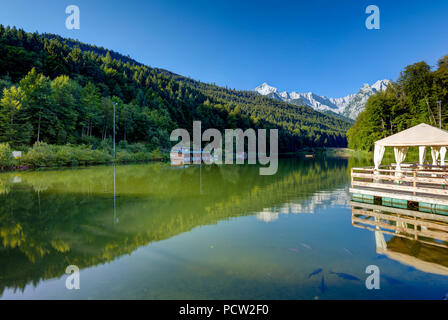 Rießersee, im Hintergrund die Berge Schwarzenkopf, Mittlere und Innere Höllentalspitze, Vorderer und Großer Waxenstein, Rieß, Garmisch-Partenkirchen, Wettersteingebirge, Werdenfelser Land, Oberbayern, Bayern, Deutschland, Europa Stockfoto