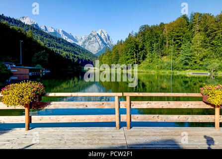 Rießersee, im Hintergrund die Berge Schwarzenkopf, Mittlere und Innere Höllentalspitze, Vorderer und Großer Waxenstein, Rieß, Garmisch-Partenkirchen, Wettersteingebirge, Werdenfelser Land, Oberbayern, Bayern, Deutschland, Europa Stockfoto