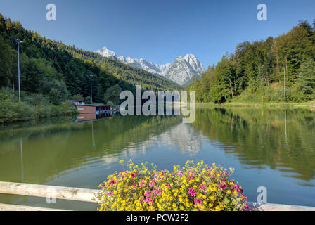 Rießersee, im Hintergrund die Berge Schwarzenkopf, Mittlere und Innere Höllentalspitze, Vorderer und Großer Waxenstein, Rieß, Garmisch-Partenkirchen, Wettersteingebirge, Werdenfelser Land, Oberbayern, Bayern, Deutschland, Europa Stockfoto