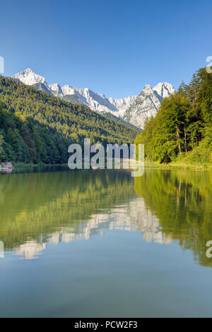 Rießersee, im Hintergrund die Berge Schwarzenkopf, Mittlere und Innere Höllentalspitze, Vorderer und Großer Waxenstein, Rieß, Garmisch-Partenkirchen, Wettersteingebirge, Werdenfelser Land, Oberbayern, Bayern, Deutschland, Europa Stockfoto