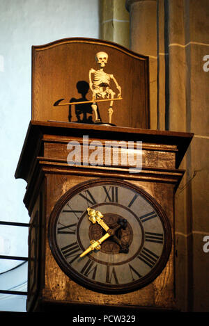 Deutschland, Bayern, Oberbayern, Altötting, Kapelle statt, Stiftskirche Pfarrkirche St. Philipp und Jakob, Inside, Cabinet clock mit dem Tod zu Altötting, Bayern: "Tod z'Eding' Stockfoto