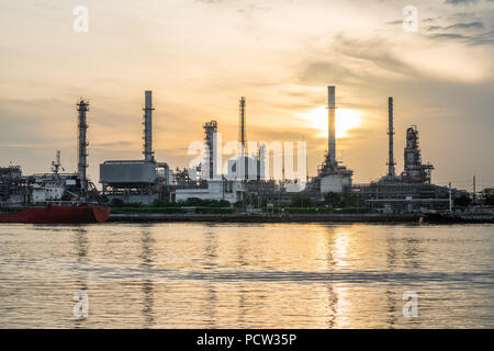 Ölraffinerie Kraftwerk in Thailand Stockfoto