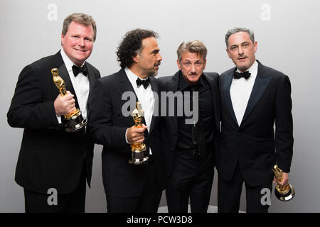 HOLLYWOOD, CA - 22. Februar: James W. Skotchdopole, Alejandro G. Iñárritu, Moderator, Sean Penn, und John lesher backstage posieren mit den Oscar® für den Besten Film des Jahres an, das für die Arbeit an "Birdman oder (das Unerwartete aufgrund der Unwissenheit)" Während der live ABC Telecast der 87 Oscars® auf der Dolby® Theater in Hollywood, CA am Sonntag, den 22. Februar, 2015. Stockfoto