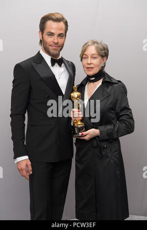 HOLLYWOOD, CA - 22. Februar: Moderator und Schauspieler Chris Pine wirft mit Milena Canonero backstage mit ihren Oscar® für die Errungenschaft im Kostüm Design, für die Arbeit an "The Grand Hotel Budapest" während der Live ABC Telecast der 87 Oscars® auf der Dolby® Theater in Hollywood, CA am Sonntag, den 22. Februar, 2015. Stockfoto