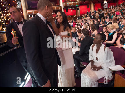 HOLLYWOOD, CA - 22. Februar: Moderatoren Kerry Washington und Lupita Nyong'o Während der live ABC Telecast der 87 Oscars® auf der Dolby® Theater in Hollywood, CA am Sonntag, den 22. Februar, 2015. Stockfoto