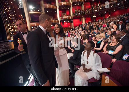 HOLLYWOOD, CA - 22. Februar: Moderatoren Kerry Washington und Lupita Nyong'o Während der live ABC Telecast der 87 Oscars® auf der Dolby® Theater in Hollywood, CA am Sonntag, den 22. Februar, 2015. Stockfoto