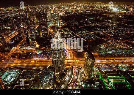 Luftaufnahme von Downtown Dubai und Wolkenkratzer in der Nacht von der Oberseite des Burj Dubai Stockfoto