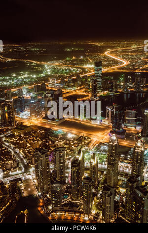 Luftaufnahme von Downtown Dubai und Wolkenkratzer in der Nacht von der Oberseite des Burj Dubai Stockfoto