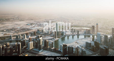 Schöne Aussicht von der Spitze der Skyline von Dubai - Panorama Stockfoto