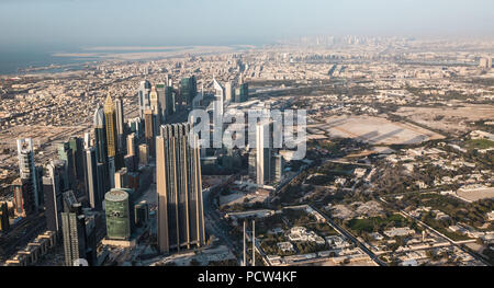 Dubai Downtown nachmittag Szene. Draufsicht von oben mit Wolkenkratzern der Sheikh Zayed Road. Panorama Stockfoto