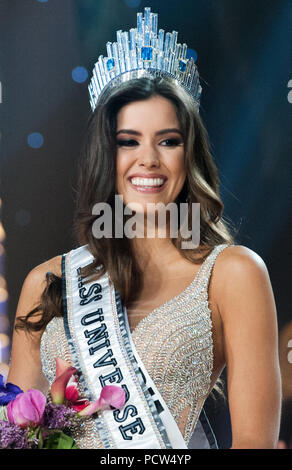 DORAL, Florida - Januar 25: Paulina Vega, Miss Kolumbien 2014 ist der Gewinner von Gabriela Isler, Miss Universe 2013 gekrönt, auf der Bühne am Ende der 63. jährlichen Miss Universe Pageant am Trumpf nationale Doral am Januar 25, 2015 in Doral, Florida. Personen: Paulina Vega, Miss Kolumbien Stockfoto