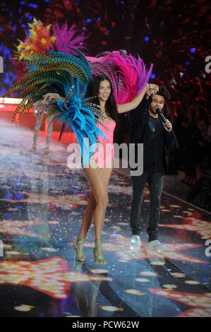NEW YORK, NY - 10. NOVEMBER: Model Adriana Lima an der Victoria's Secret Fashion Show 2015 an der Lexington Avenue Armory am 10. November 2015 in New York City. Personen: Adriana Lima Stockfoto