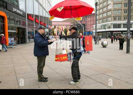 BERLIN, DEUTSCHLAND - 26.Oktober 2016: Hot Dogs street saler am 26.Oktober 2016, in Berlin. Deutschland. Stockfoto